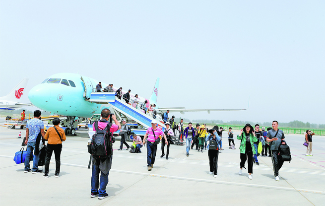 新疆阿克蘇地區迎來2019年首趟旅游援疆包機