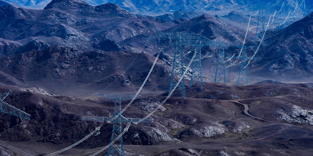 準東至皖南±1100千伏特高壓直流工程翻越天山。劉文龍 攝
