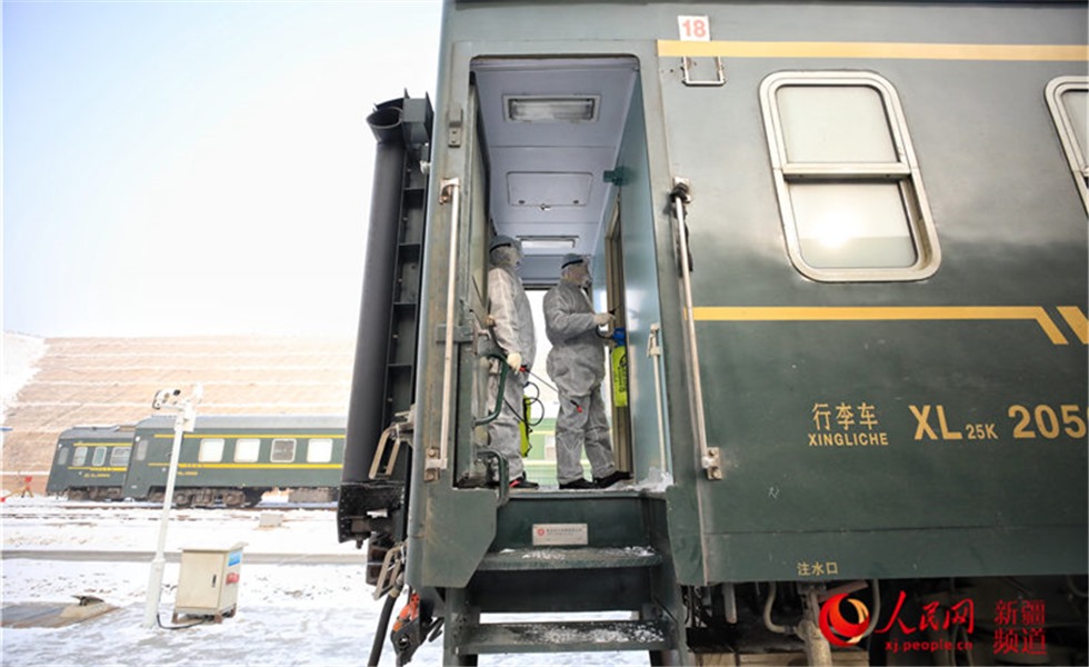 為列車消毒的“防疫”戰士連日來，中國鐵路烏魯木齊局集團有限公司疾控中心消殺科站車消殺隊始終戰斗在第一線，雖然工作環境艱苦，但大家都干勁十足。