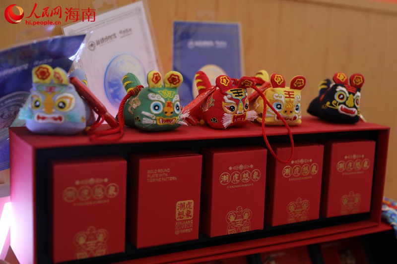 新疆館展出的文創產品。 人民網 孟凡盛攝