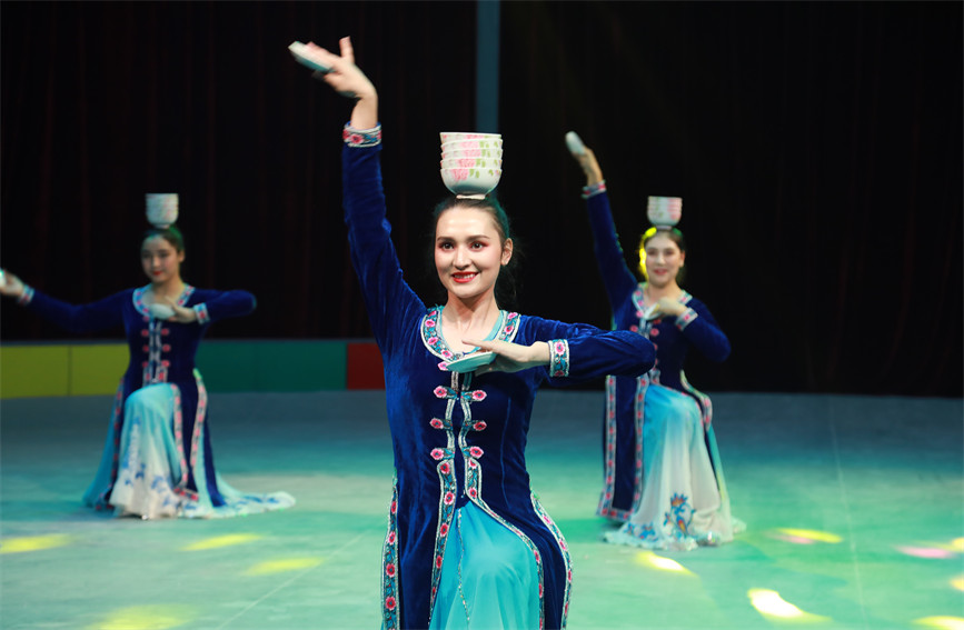 魯疆達瓦孜非遺演藝中心首演開場