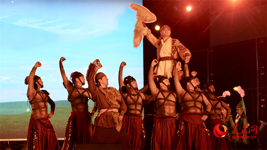 演員在表演歌舞劇《瑪納斯》。人民網 李龍攝
