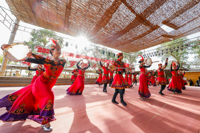 歌舞團演職人員在羅布人村寨景區演出