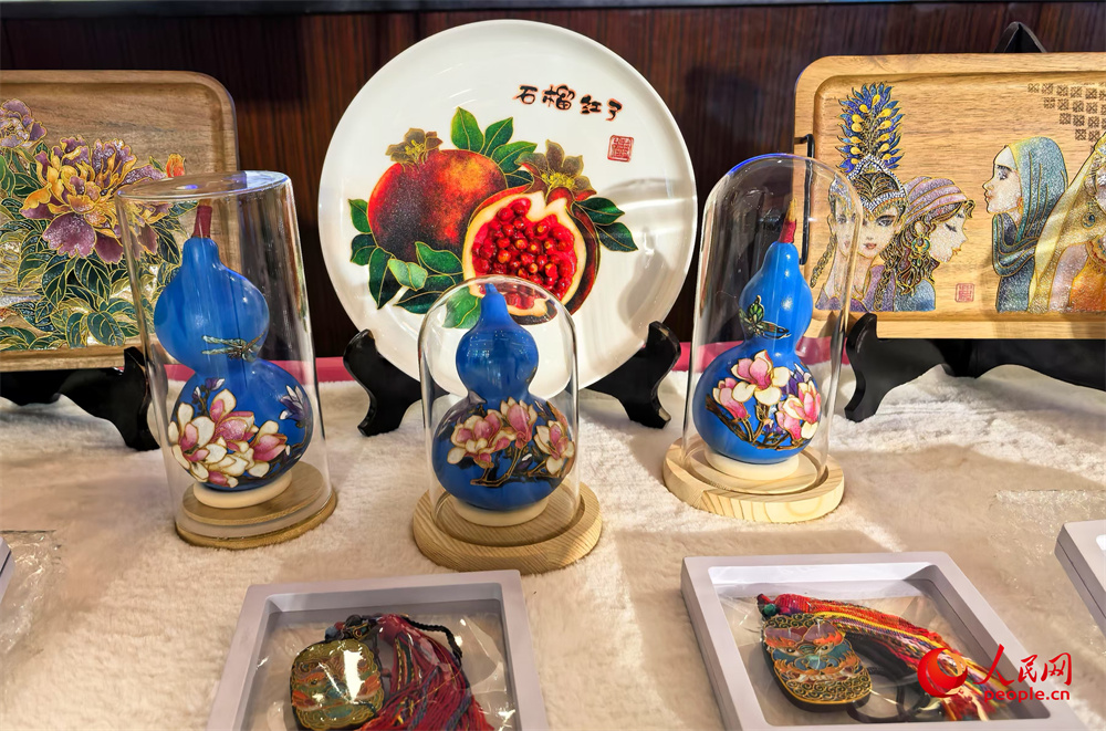 文化創意集市上作品展示。人民網記者 韓婷攝 