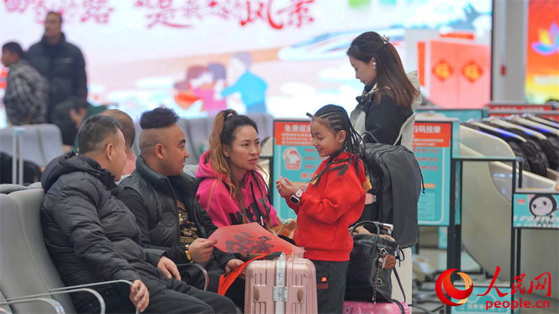 烏魯木齊暖心春運 旅客踏上歡喜回家路【4】