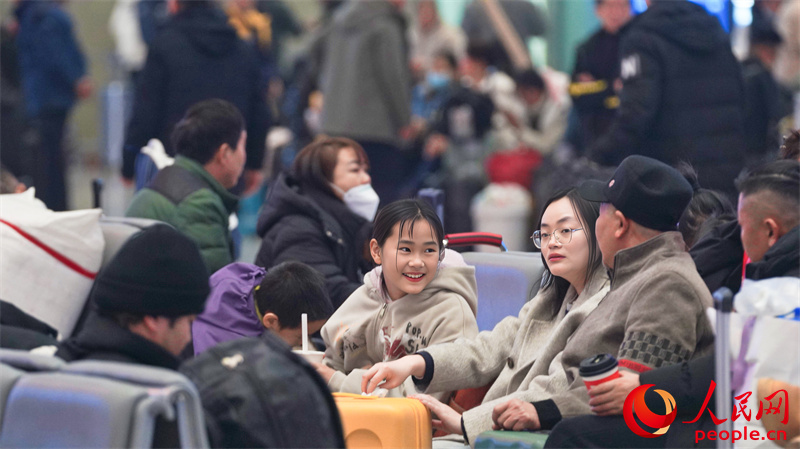 烏魯木齊暖心春運 旅客踏上歡喜回家路【6】