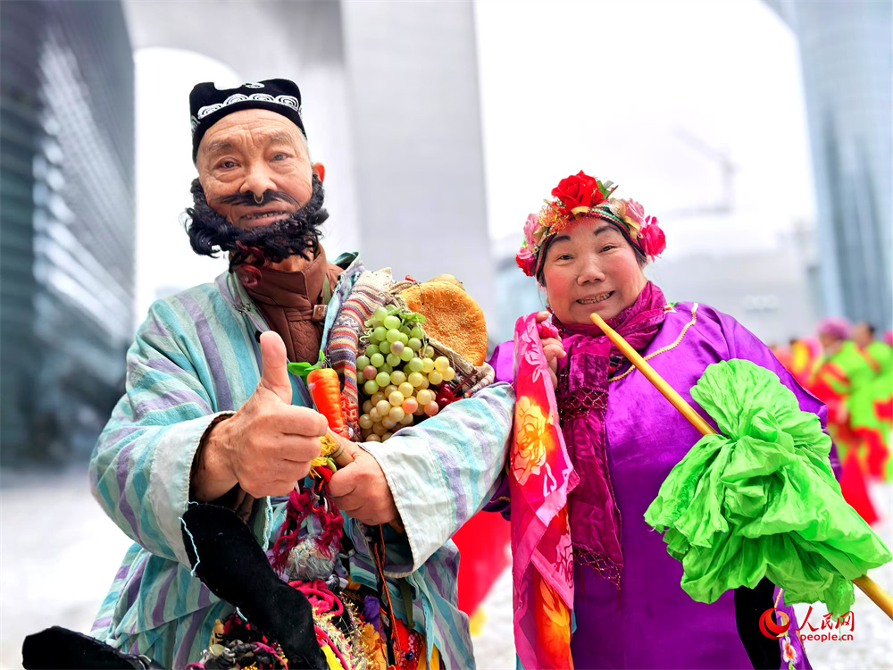 打起手鼓舞起龍，烏魯木齊群眾排練社火迎新春。人民網記者 韓婷攝