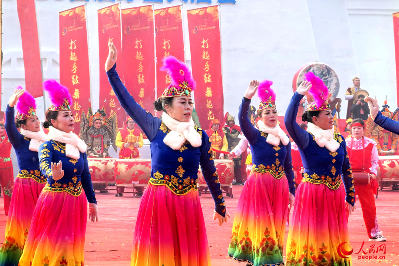 “打起手鼓 舞起龍”烏魯木齊社火鬧元宵展演活動舉行。人民網記者 韓婷攝