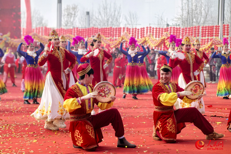 “打起手鼓 舞起龍”烏魯木齊社火鬧元宵展演活動舉行。人民網記者 韓婷攝