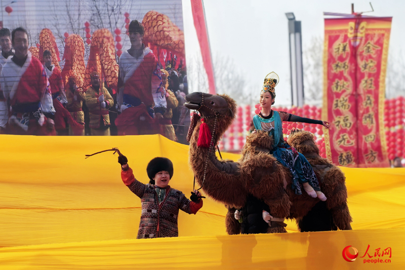 “打起手鼓 舞起龍”烏魯木齊社火鬧元宵展演活動舉行。人民網記者 韓婷攝