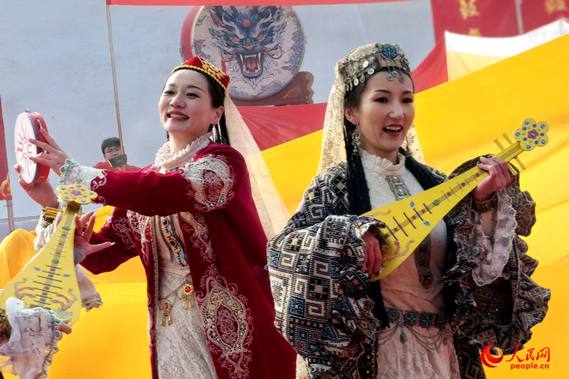 “打起手鼓 舞起龍”烏魯木齊社火鬧元宵展演活動舉行。人民網記者 韓婷攝