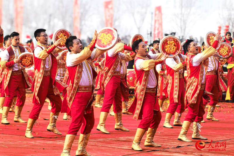 “打起手鼓 舞起龍”烏魯木齊社火鬧元宵展演活動現場。人民網記者 韓婷攝