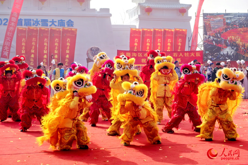 “打起手鼓 舞起龍”烏魯木齊社火鬧元宵展演活動現場。人民網記者 韓婷攝
