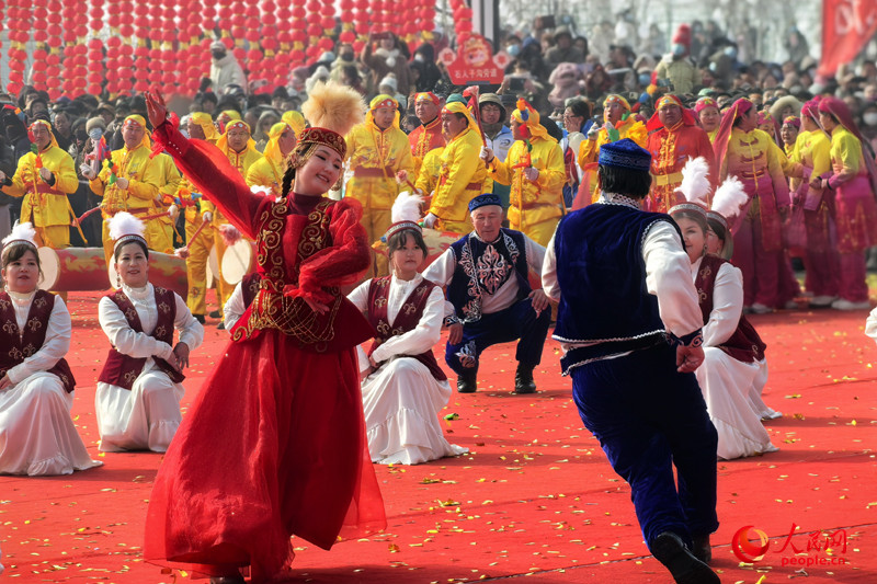 “打起手鼓 舞起龍”烏魯木齊社火鬧元宵展演活動現場。人民網記者 韓婷攝