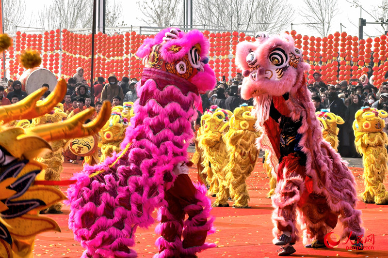 “打起手鼓 舞起龍”烏魯木齊社火鬧元宵展演活動現場。人民網記者 韓婷攝