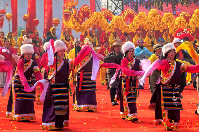 “打起手鼓 舞起龍”烏魯木齊社火鬧元宵展演活動現場。人民網記者 韓婷攝