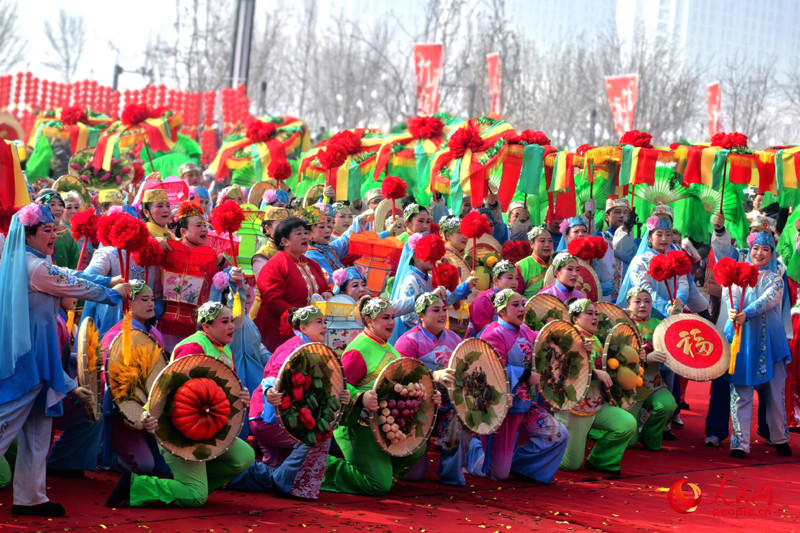 “打起手鼓 舞起龍”烏魯木齊社火鬧元宵展演活動現場。人民網記者 韓婷攝