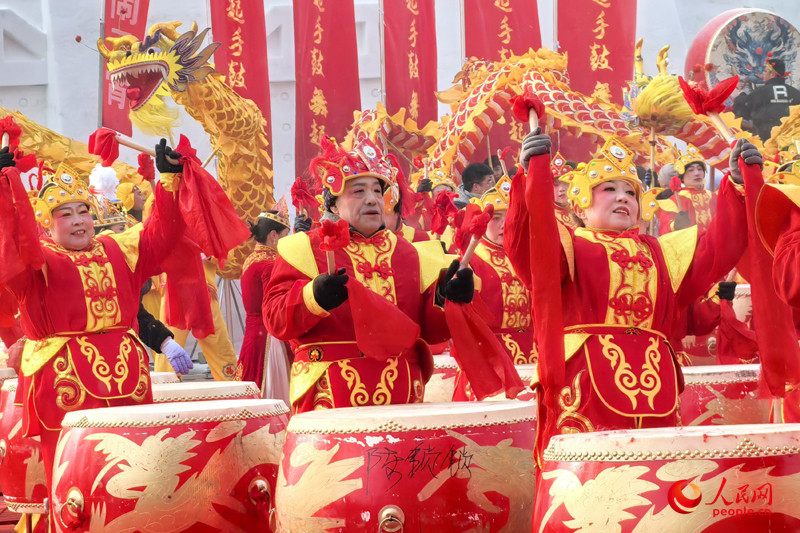 “打起手鼓 舞起龍”烏魯木齊社火鬧元宵展演活動現場。人民網記者 韓婷攝