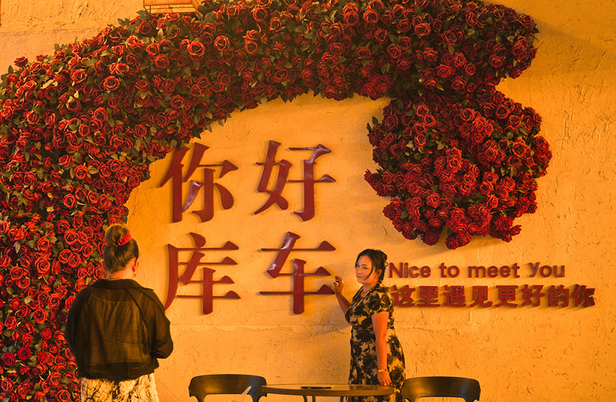 行進中國丨手鼓聲里聽千年 庫車老城夜未央