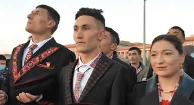 來自新疆塔縣的護邊員到天安門看升旗