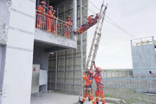 圖為培訓班進行繩索救援技術培訓。朱子奇攝