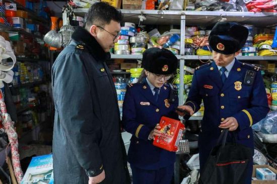 圖為克拉瑪依市消防救援支隊聯合當地市場監督管理局對消防產品進行掃碼查驗。杜宏偉攝