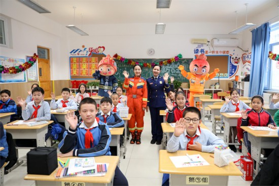 巴州消防救援支隊宣傳人員在兒童娛樂場所開展直播活動。新疆消防供圖