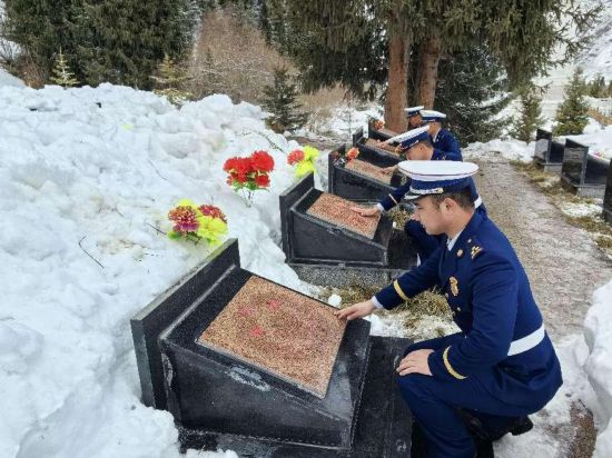 圖為伊犁州消防救援支隊尼勒克縣消防救援大隊來到喬爾瑪烈士陵園開展清明祭掃活動。木力德攝