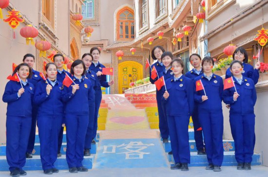 喀什地區婦聯和消防救援支隊組織開展婦女節旅拍聯誼共建暨“我與黨旗合張影”主題黨日活動。