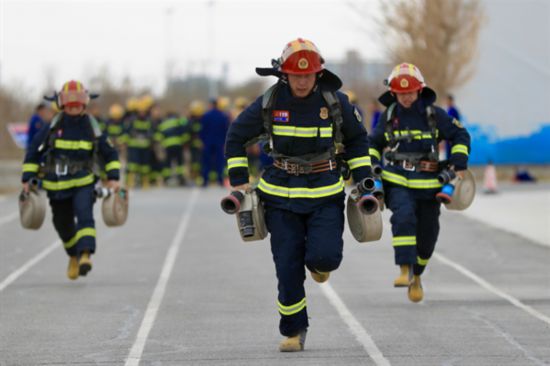 巴州消防救援支隊考核百米負重沖刺項目。王彬攝