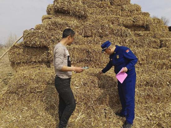圖為塔城地區烏蘇市消防救援大隊消防監督員向村民細致講解大風天防火注意事項。教蘭提供