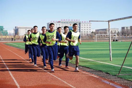 塔城消防救援支隊考核5000米跑項目。洪文樂攝