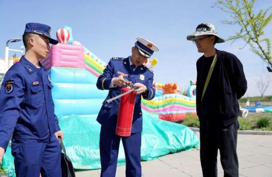 圖為昌吉州消防救援支隊消防監督人員開展景區游樂場檢查。洪文樂攝