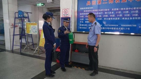 圖為巴音郭楞蒙古自治州消防救援支隊消防監督員走進客運企業開展檢查宣傳活動。馬天浩攝