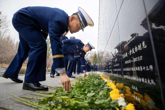 4月2日上午，新疆消防救援總隊來到烏魯木齊市烈士陵園開展祭掃活動。朱霍煊攝