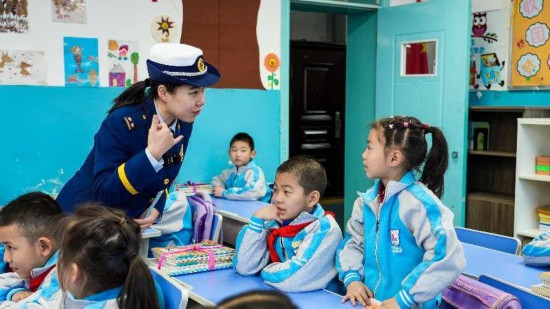 博州消防救援支隊宣傳人員來到博樂市第一小學，為學生開展校園消防安全知識授課。