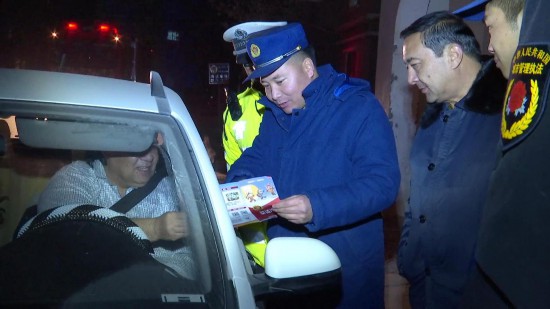 喀什地區消防救援支隊聯合交警、城市管理等部門開展消防通道整治行動。楊梟供圖