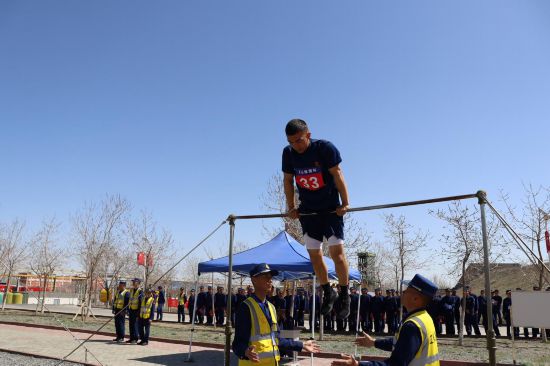 參賽人員正在進行單杠卷身上科目。周星攝