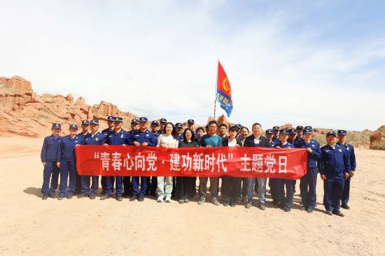 圖為阿克蘇地區消防救援支隊開展五四青年節主題黨日徒步活動。汪渝供圖