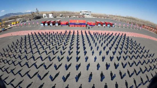 新疆第二屆“天山雛鷹杯”消防運動會開幕式。周星攝